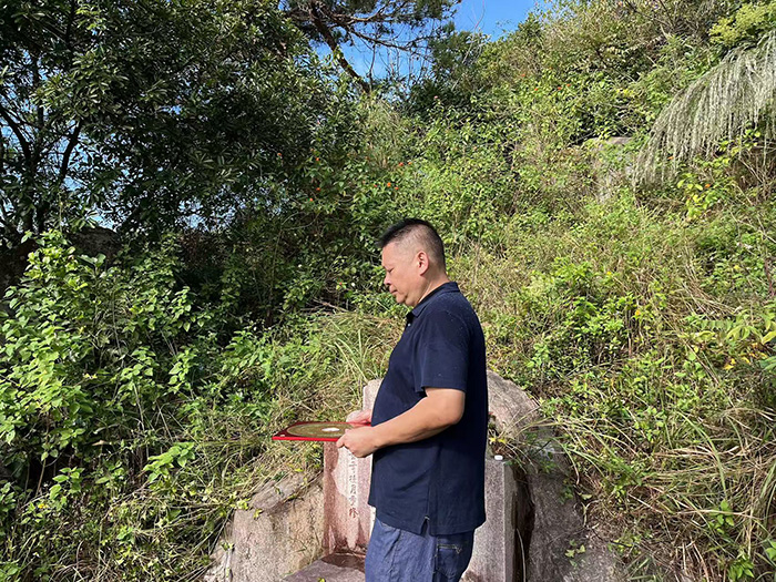 罗纳在客户祖坟前