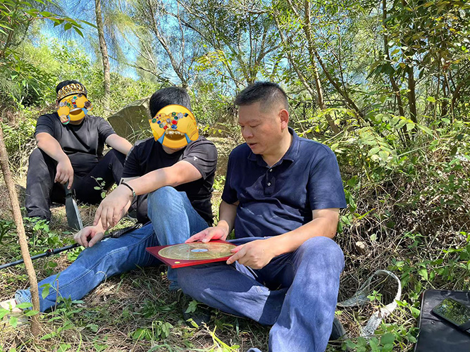 罗纳在为亿万老总寻龙点穴