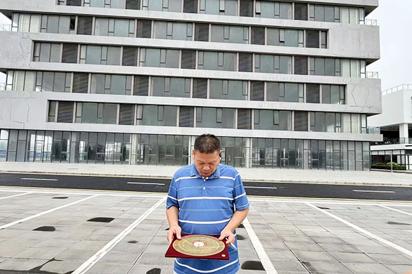 罗纳在大楼现场勘察
