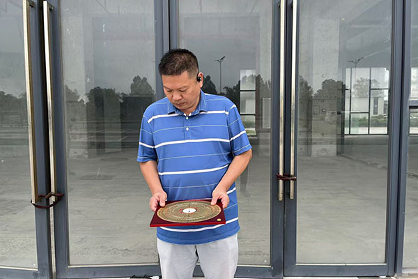 罗纳在勘察商业大楼