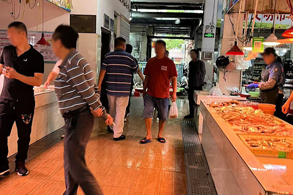 罗纳受邀请来到了菜市场
