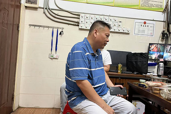 罗纳在菜市场办公室了解情况