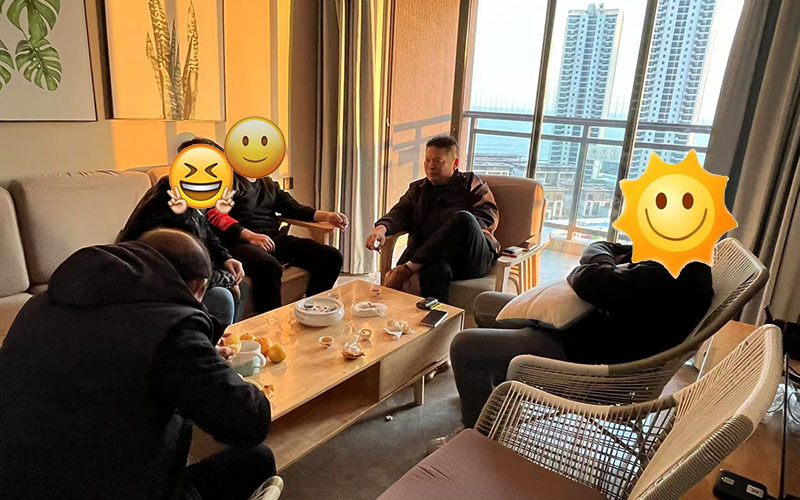罗纳在酒店和福主喝茶聊天